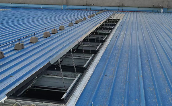 某城市大型商业综合体中庭宝鸡排烟窗工程