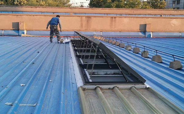 某区域性物流仓储中心宝鸡排烟窗系统安装项目